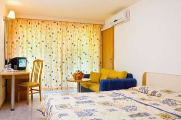 Фото номера Двухместный номер с 1 кроватью Отель Hotel Orhidea г. Албена 3
