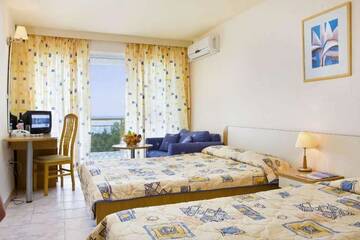 Фото номера Двухместный номер (для 2 взрослых и 1 ребенка) Отель Hotel Orhidea г. Албена 2