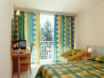 Фото номера Двухместный номер (для 2 взрослых и 1 ребенка) Отель Hotel Orhidea г. Албена 5