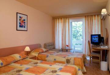 Фото номера Двухместный номер с 1 кроватью или 2 отдельными кроватями Отель Hotel Oasis г. Албена 7
