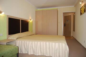 Фото номера Двухместный номер с 1 кроватью, вид на парк Отель Hotel Gergana г. Албена 4