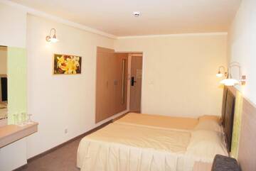 Фото номера Двухместный номер с 1 кроватью, вид на парк Отель Hotel Gergana г. Албена 8
