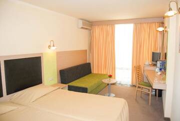 Фото номера Двухместный номер с 1 кроватью, вид на парк Отель Hotel Gergana г. Албена 9