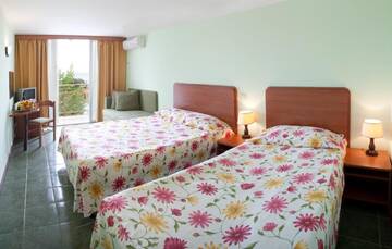 Фото номера Двухместный номер с 2 отдельными кроватями Отель Hotel Malibu г. Албена 5