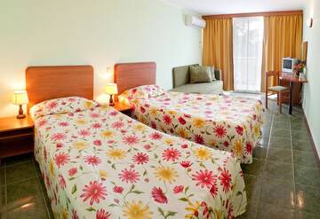 Фото номера Двухместный номер с 2 отдельными кроватями Отель Hotel Malibu г. Албена 8