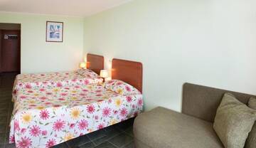 Фото номера Двухместный номер с 2 отдельными кроватями Отель Hotel Malibu г. Албена 6